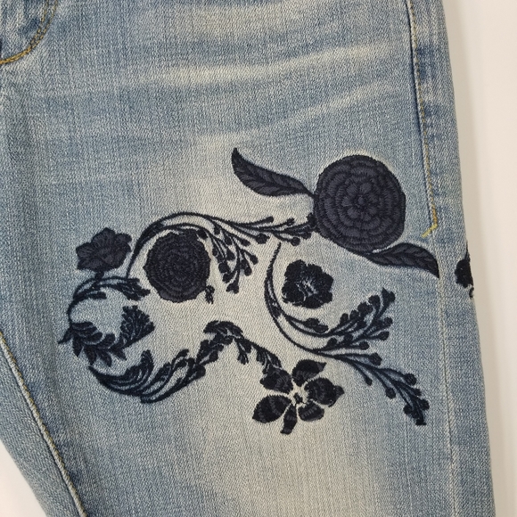 Pilcro Anthro Hyphen 26P Embroidered Faded Jeans - Picture 5 of 11